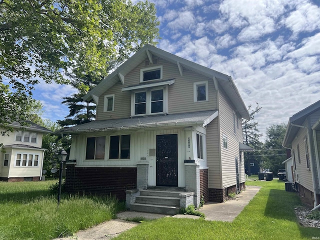 2809 S Anthony Blvd, Fort Wayne, IN 46806 - view of front of property featuring board and batten siding, central AC, and a front yard