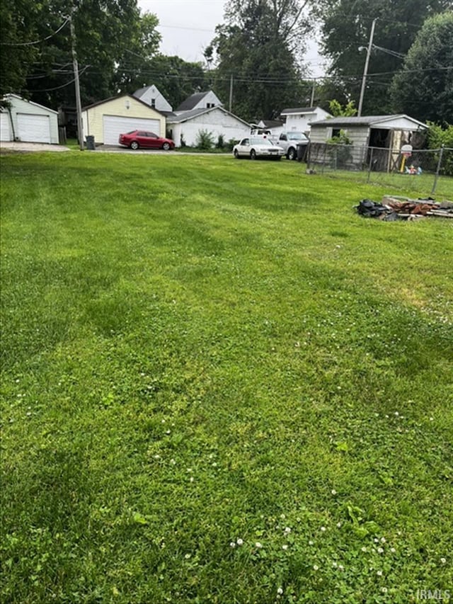 2728 W Virginia Ave, Evansville, IN 47712 - view of yard with a garage