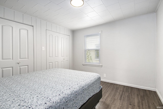 1024 S Lombardy Dr, South Bend, IN 46619 - bedroom featuring dark wood-style flooring, baseboards, and a closet