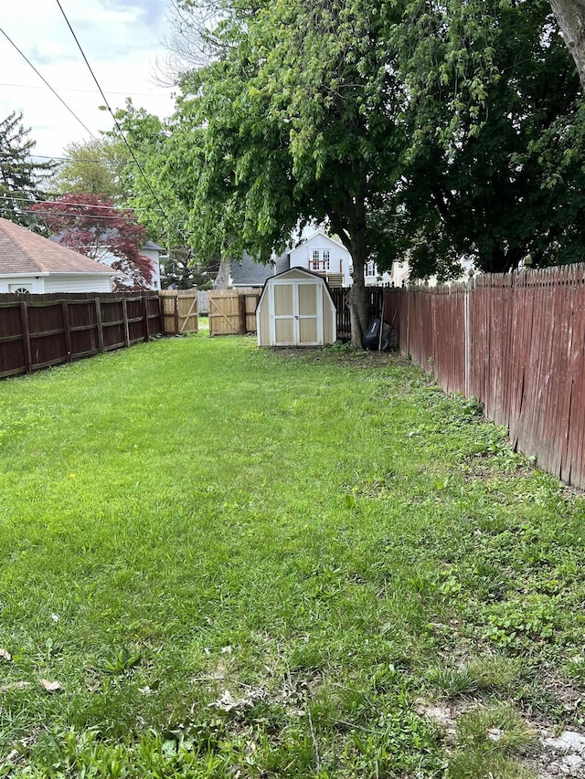 1016 Shore Dr, Fort Wayne, IN 46805 - view of yard