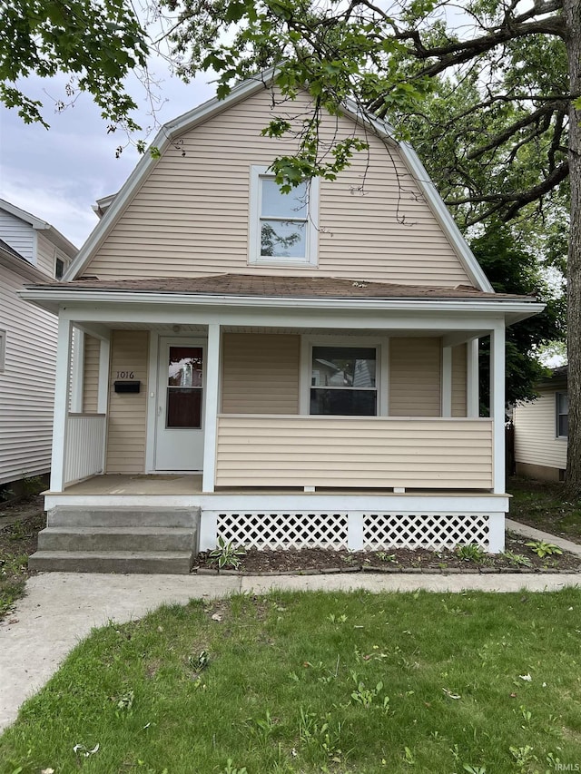1016 Shore Dr, Fort Wayne, IN 46805 - view of front facade featuring a gambrel roof, covered porch, and a shingled roof