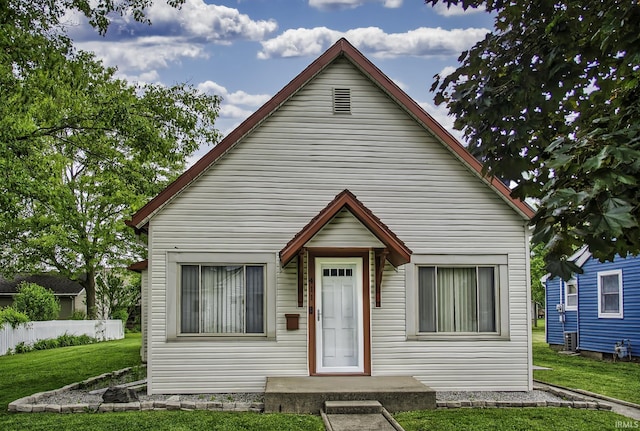 411 E Silver St, Bluffton, IN 46714 - bungalow featuring a front yard