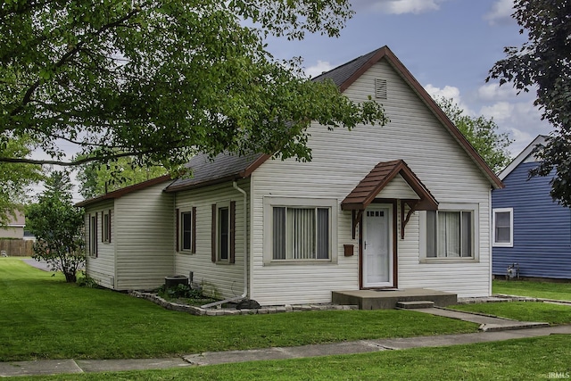 411 E Silver St, Bluffton, IN 46714 - bungalow-style house with a front lawn