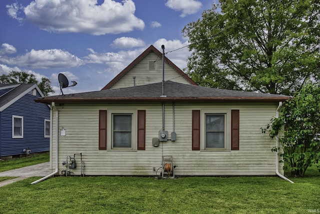 411 E Silver St, Bluffton, IN 46714 - rear view of house featuring a lawn
