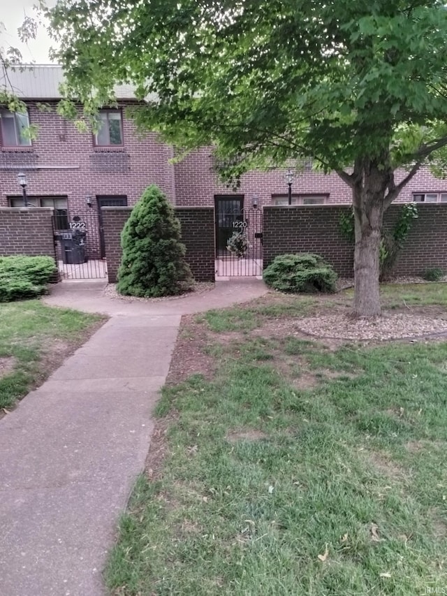 1220 W Boulevard St, Kokomo, IN 46902 - view of property's community featuring a gate and a fenced front yard