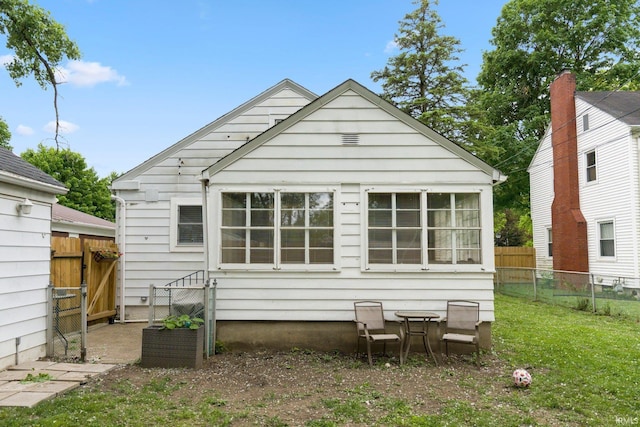 1324 Maple Ave, Fort Wayne, IN 46807 - view of rear view of house