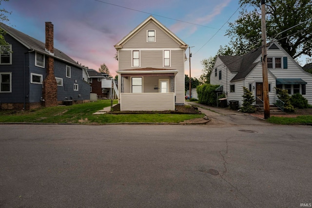 1018 Loree St, Fort Wayne, IN 46805 - traditional home featuring a front yard