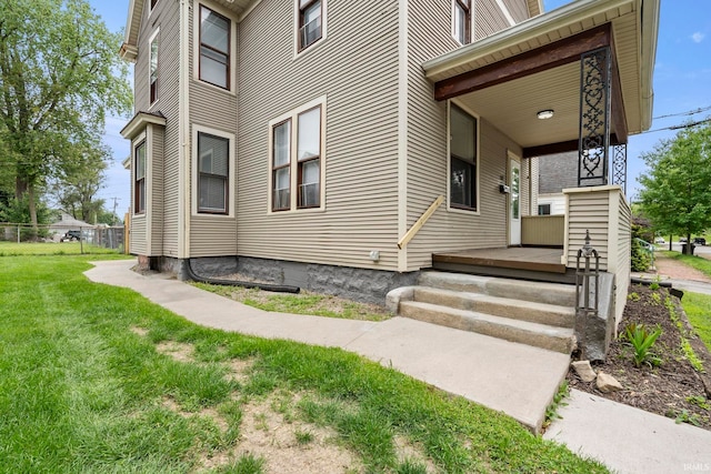 1018 Loree St, Fort Wayne, IN 46805 - view of exterior entry featuring covered porch