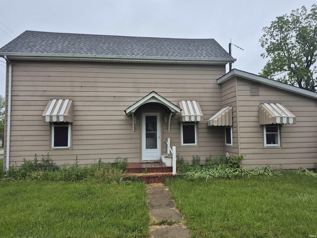 435 N Main St, Mulberry, IN 46058 - bungalow-style home featuring roof with shingles and a front yard
