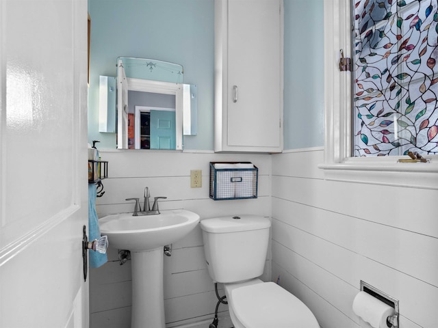 2728 E Dr, Fort Wayne, IN 46805 - half bathroom featuring toilet