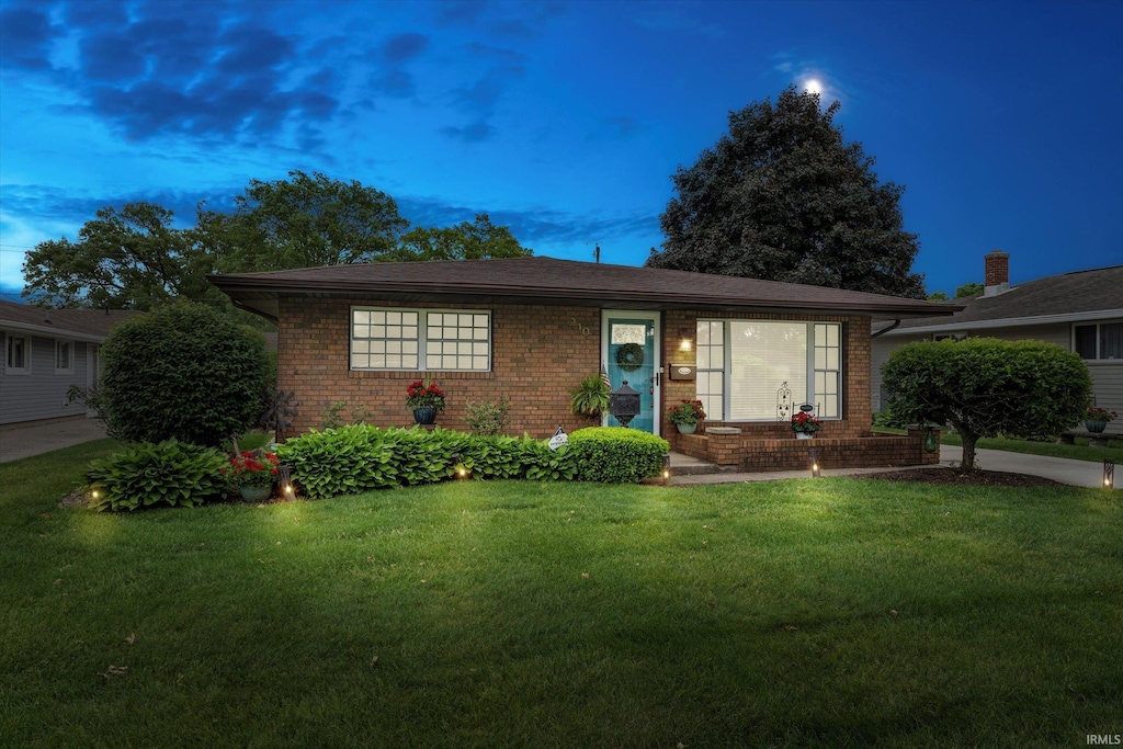 210 N Tuxedo Dr, South Bend, IN 46615 - single story home featuring brick siding and a front yard