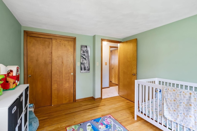 907 N Orchard Dr, North Manchester, IN 46962 - bedroom featuring light wood finished floors, a closet, and baseboards