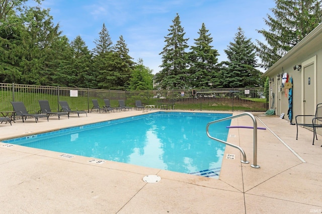 5248 Coventry Ln, Fort Wayne, IN 46804 - community pool with a patio