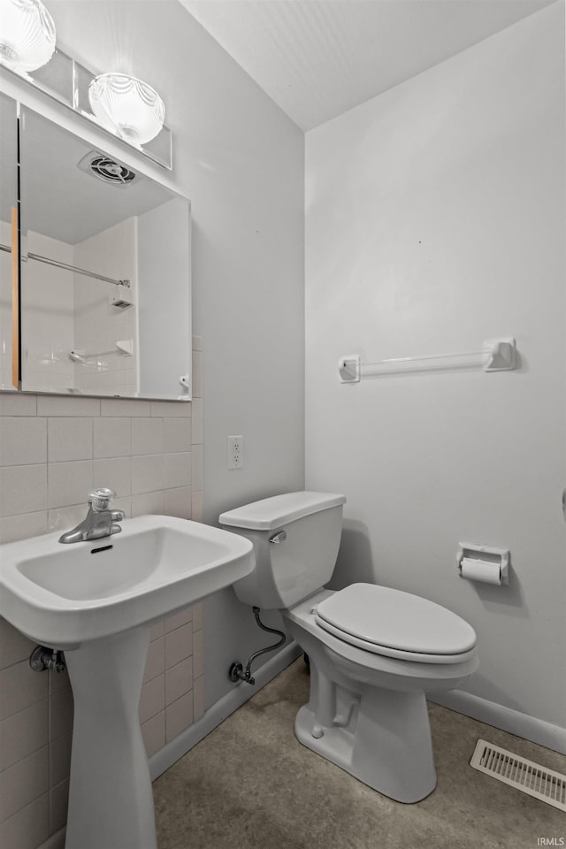 1105 E Southway Blvd, Kokomo, IN 46902 - bathroom featuring toilet, baseboards, and decorative backsplash