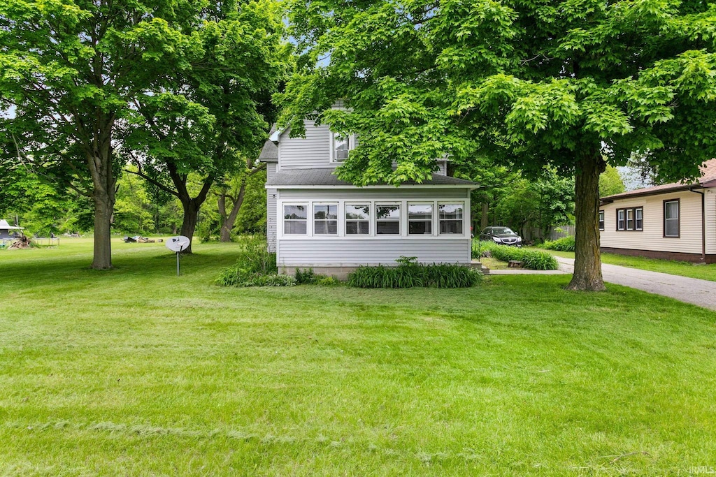 1540 Edwardsburg Ave, Elkhart, IN 46514 - view of grassy yard