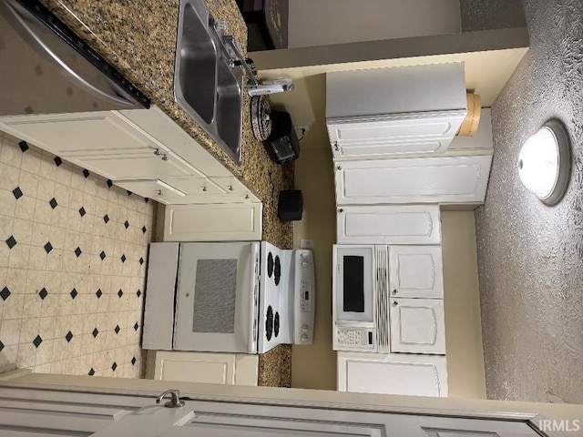 2883 S Walnut Street Pike, Bloomington, IN 47401 - kitchen with white microwave
