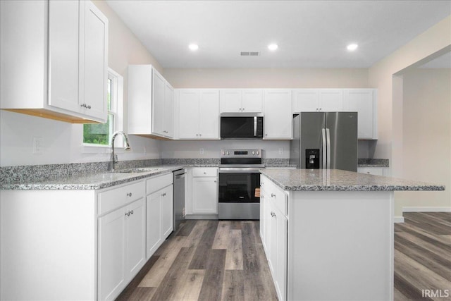 5582 Hillside Trl, Newburgh, IN 47630 - kitchen with appliances with stainless steel finishes, a sink, a center island, wood finished floors, and recessed lighting