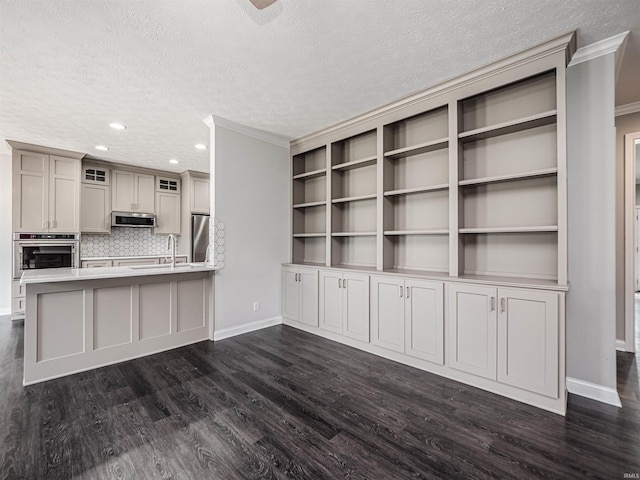 2747 Thornhill Dr, Evansville, IN 47725 - kitchen featuring stainless steel appliances, a textured ceiling, baseboards, dark wood-type flooring, and crown molding