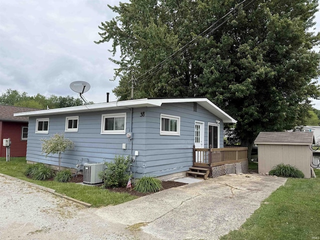 38 Ems B6C Ln, Leesburg, IN 46538 - view of front of home with cooling unit and a deck