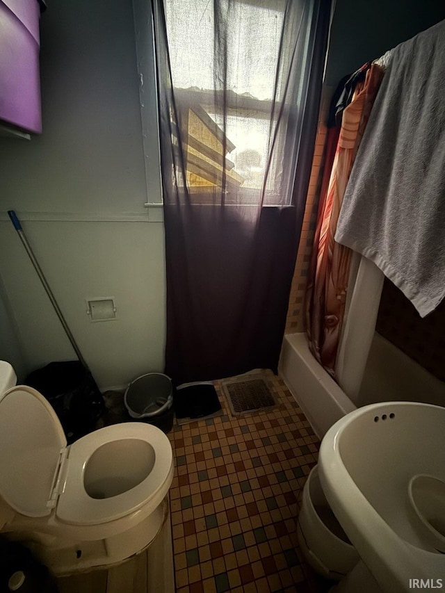 927 Wheatland Ave, Logansport, IN 46947 - full bath with toilet, tile patterned floors, and shower / bath combo
