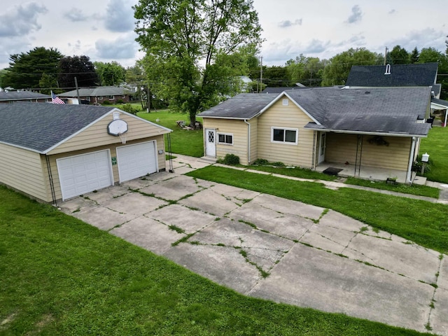 736 N 13th St, Elwood, IN 46036 - rear view of property featuring an outdoor structure, a garage, a lawn, and roof with shingles