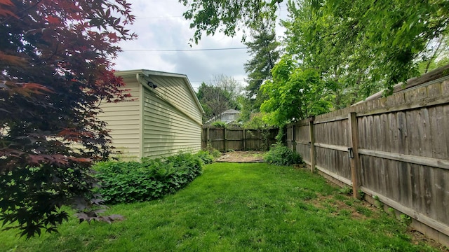 447 Englewood Ct, Fort Wayne, IN 46807 - view of yard