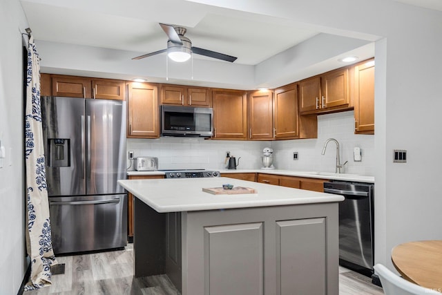9531 Ledge Wood Ct, Fort Wayne, IN 46804 - kitchen featuring stainless steel appliances, backsplash, light countertops, light wood-style floors, and ceiling fan