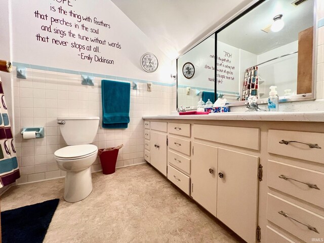 1405 19th St, Bedford, IN 47421 - full bath featuring lofted ceiling, vanity, toilet, curtained shower, and a wainscoted wall