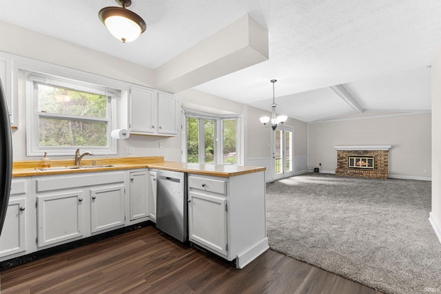 6420 Londonderry Ln, Fort Wayne, IN 46835 - kitchen featuring dishwasher, a sink, a peninsula, and light countertops