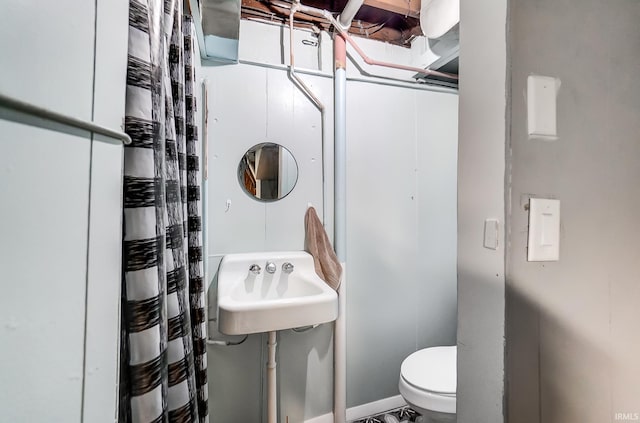 1920 Kenwood Ave, Fort Wayne, IN 46805 - bathroom with toilet and a shower with shower curtain