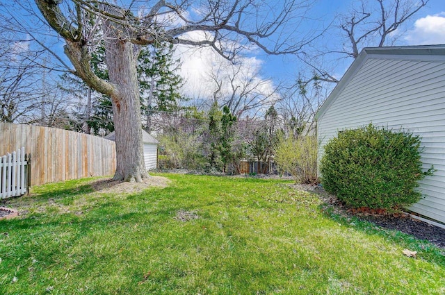 1920 Kenwood Ave, Fort Wayne, IN 46805 - view of yard featuring a garage