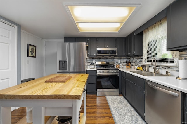 6008 Hinsdale Ln, Fort Wayne, IN 46835 - kitchen featuring appliances with stainless steel finishes, a sink, backsplash, dark wood finished floors, and dark cabinets