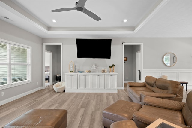 7018 S 350 St E, Lafayette, IN 47909 - living area with a raised ceiling, light wood finished floors, a ceiling fan, and recessed lighting