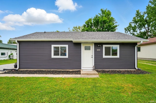 202 E Pickwick Dr, Syracuse, IN 46567 - view of front facade with a front yard and roof with shingles