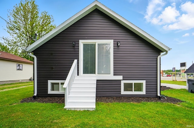 202 E Pickwick Dr, Syracuse, IN 46567 - back of property with a yard