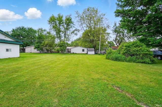 202 E Pickwick Dr, Syracuse, IN 46567 - view of grassy yard