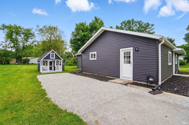 202 E Pickwick Dr, Syracuse, IN 46567 - rear view of property featuring a yard and an outdoor structure