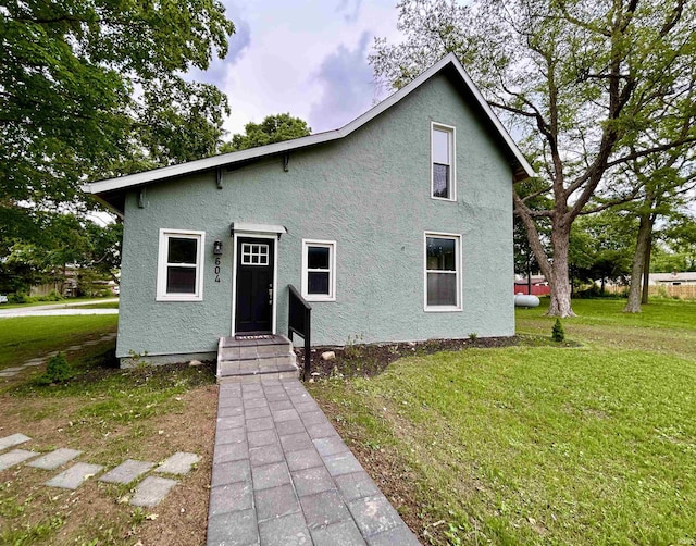 604 W Franklin St, Colfax, IN 46035 - bungalow-style house with a front lawn and stucco siding