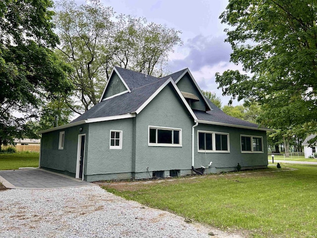 604 W Franklin St, Colfax, IN 46035 - view of side of home featuring stucco siding, a shingled roof, and driveway