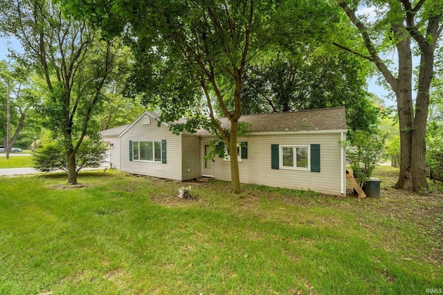 51662 Kenilworth Rd, South Bend, IN 46637 - ranch-style home featuring a front yard and roof with shingles