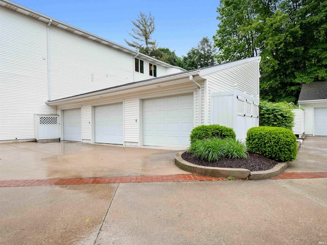 10660 N Southshore Dr Unit D3, Syracuse, IN 46567 - garage featuring driveway