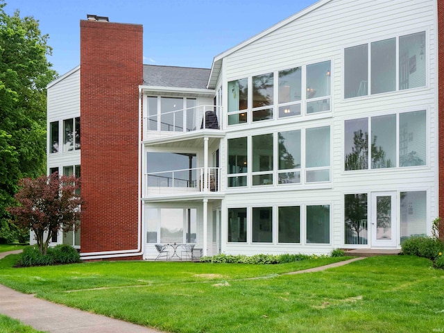 10660 N Southshore Dr Unit D3, Syracuse, IN 46567 - rear view of house with a chimney and a yard
