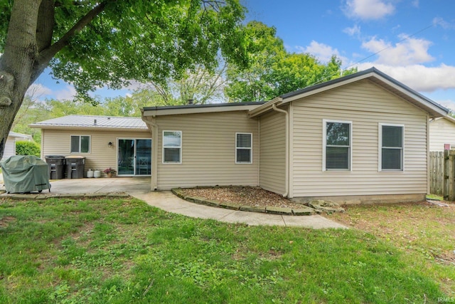 4618 Kekionga Dr, Fort Wayne, IN 46809 - back of property with a patio area