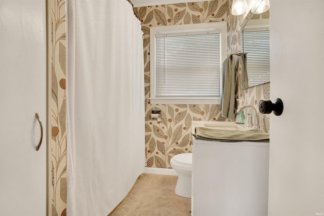2012 Clayton Ave, Evansville, IN 47715 - full bathroom with wallpapered walls, toilet, vanity, and a shower with shower curtain