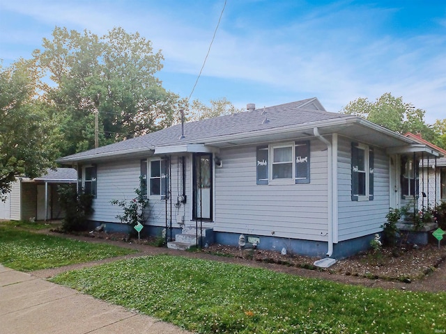 2550 N Kentucky Ave, Evansville, IN 47711 - view of front facade featuring entry steps and a front lawn
