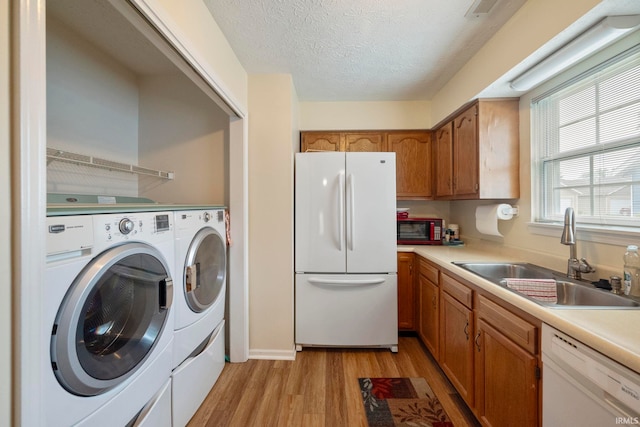 511 Westview Cir, West Lafayette, IN 47906 - laundry area with a sink, light wood finished floors, independent washer and dryer, and a textured ceiling