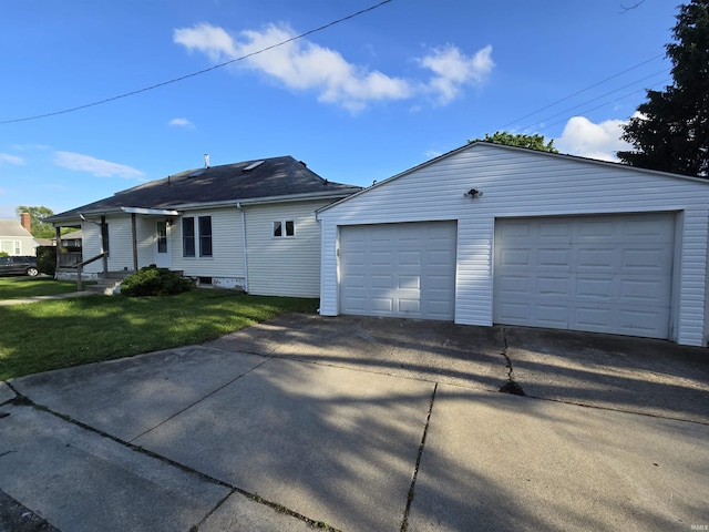 900 S 28th St, Lafayette, IN 47904 - view of side of home featuring a detached garage and a lawn