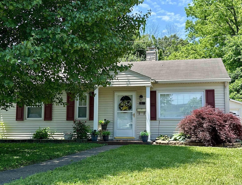 2820 N Bedford Ave, Evansville, IN 47711 - view of front of house with a front yard and a chimney