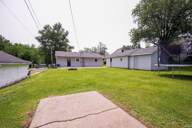 113 W Berkeley Ave, Evansville, IN 47710 - view of green lawn with a trampoline
