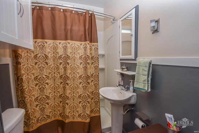 1816 W 13th St, Muncie, IN 47302 - bathroom featuring toilet and a shower with curtain